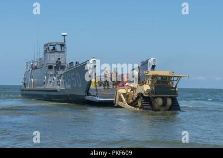 VIRGINIA BEACH, Virginia (26. Juli 2018) Segler zugeordnet amphibischen Bau Bataillon (ACB) 2 verwendet eine Planierraupe Caterpillar D7 aus einem Angriff Craft Unit (ACU) 2 Landing Craft Utility (LCU) 1600 von Utah Beach onboard Gemeinsame Expeditionary Base Little Creek - Fort Story während der Trident Sun 18 Übung zu drücken. Trident Sun18 ist eine maritime Vorpositionierung Kraft (MPF) beabsichtigt die Ausbildung zu Personal in Bezug auf die im Stream Offload für militärische Fahrzeuge und Geräte zur Verfügung zu stellen. Stockfoto