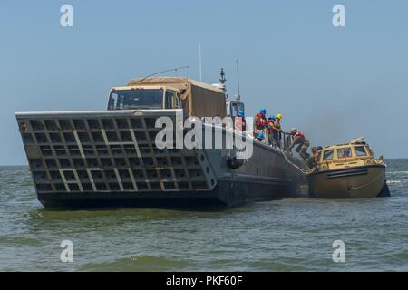 VIRGINIA BEACH, Virginia (26. Juli 2018) Eine US-Armee Driver Boards einen Angriff Craft Unit (ACU) 2 Landing Craft, Mechanzied (LCM) 8 aus einem Beachmaster Einheit (BMU) 2 Leichter, Amphibischen Resupply, Cargo fünf Tonnen (LARC-V) während der Trident Sun 18 Übung. Trident Sun18 ist eine maritime Vorpositionierung Kraft (MPF) beabsichtigt die Ausbildung zu Personal in Bezug auf die im Stream Offload für militärische Fahrzeuge und Geräte zur Verfügung zu stellen. Stockfoto