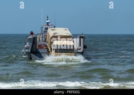 VIRGINIA BEACH, Virginia (Juli 26, 2018) ein Fahrzeug der US-Armee einen Angriff disembarks Craft Unit (ACU) 2 Landing Craft, mechanisierten (LCM) 8 am Utah Beach während der Trident Sun 18 Übung onboard Gemeinsame Expeditionary Base Little Creek - Fort Story. Trident Sun18 ist eine maritime Vorpositionierung Kraft (MPF) beabsichtigt die Ausbildung zu Personal in Bezug auf die im Stream Offload für militärische Fahrzeuge und Geräte zur Verfügung zu stellen. Stockfoto