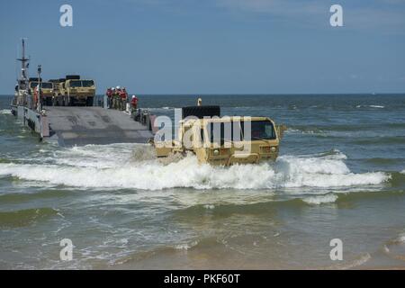 VIRGINIA BEACH, Virginia (Juli 26, 2018) ein US-Armee schwere Erweiterte Mobilität Tactical Truck disembarks eine Verbesserung der Marine Leichterung System (INLS) Causeway Fähre von Amphibischen Bau Bataillons (ACB) 2 auf Utah Beach während der Trident Sun 18 Übung onboard Gemeinsame Expeditionary Base Little Creek - Fort Story betrieben. Trident Sun18 ist eine maritime Vorpositionierung Kraft (MPF) beabsichtigt die Ausbildung zu Personal in Bezug auf die im Stream Offload für militärische Fahrzeuge und Geräte zur Verfügung zu stellen. Stockfoto