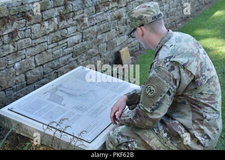 New York Army National Guard Sgt. Chance Ahlberg, in die 427Th Brigade Support Bataillon zugeordnet, liest über die Newfoundland Memorial, Beaumont-Hamel, Frankreich, August 6, 2018. Im Rahmen der Gedenkveranstaltungen zum centennial von dem Ende des Ersten Weltkriegs, am 27. und 30 Infantry Brigade Combat Teams schickte Soldaten in Belgien und Frankreich Zeremonien durchzuführen und Tour bekannte Orte, um das Ereignis zu gedenken. Beide Feuerwehren ihre Geschichte verfolgen zu Spaltungen, die im Ersten Weltkrieg kämpfte (N.Y. Army National Guard Stockfoto