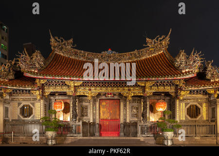 Lungshan (aka Longshan) Tempel, historischen buddhistischen und taoistischen Tempel Fassade, die nachts gesehen, Wanhua District, Taipei City, Taiwan Stockfoto