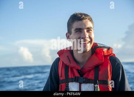 Atlantik (Aug. 4, 2018) Midshipman 1. Klasse Ken Piaseski, von Palatine, Illinois, Fahrten in eine Starre - Rumpf Schlauchboot (Rhib) während an Bord der Flugzeugträger USS George H.W. eingeleitet Bush (CVN 77). Das Schiff ist im Gange, die Durchführung von routinemäßigen Übungen Träger bereit zu halten. Stockfoto