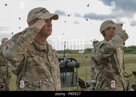 CW3 Joseph Hayes, einem US-amerikanischen Armee-reservesoldat bis G-3/3Arbeitsgängen zugeordnet, 335.- Signal (Theater) und die US-amerikanische Armee finden Wettbewerbsfähige Treffsicherheit Programm Team Mitglied begrüsst vor Beginn der Hearst Doppel 31 Juli im Camp Perry Ohio. Die nationalen Begegnungen haben eine sehr große, nationale Schießen Sport Festival mit über 6.000 jährlichen Teilnehmer geworden. Schüler und Wettbewerb bei Shootern reichen von Anfänger zu vielen der besten der Welt. Stockfoto