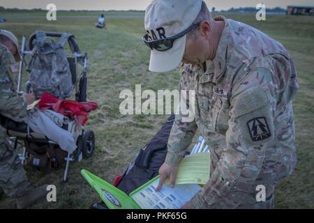 CW3 Joseph Hayes, einem US-amerikanischen Armee-reservesoldat bis G-3/3Arbeitsgängen zugeordnet, 335.- Signal (Theater) und die US-amerikanische Armee finden Wettbewerbsfähige Treffsicherheit Programm Team Mitglied im Hearst Doppel konkurrierten, 31.Juli im Camp Perry Ohio. Die nationalen Begegnungen haben eine sehr große, nationale Schießen Sport Festival mit über 6.000 jährlichen Teilnehmer geworden. Schüler und Wettbewerb bei Shootern reichen von Anfänger zu vielen der besten der Welt. Stockfoto