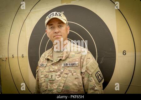 CW3 Joseph Hayes, einem US-amerikanischen Armee-reservesoldat bis G-3/3Arbeitsgängen zugeordnet, 335.- Signal (Theater) und die US-amerikanische Armee finden Wettbewerbsfähige Treffsicherheit Programm Team Mitglied im Hearst Doppel konkurrierten, 31.Juli im Camp Perry Ohio. Die nationalen Begegnungen haben eine sehr große, nationale Schießen Sport Festival mit über 6.000 jährlichen Teilnehmer geworden. Schüler und Wettbewerb bei Shootern reichen von Anfänger zu vielen der besten der Welt. Stockfoto