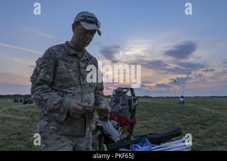 CW3 Joseph Hayes, einem US-amerikanischen Armee-reservesoldat bis G-3/3Arbeitsgängen zugeordnet, 335.- Signal (Theater) und die US-amerikanische Armee finden Wettbewerbsfähige Treffsicherheit Programm Team Mitglied im Hearst Doppel konkurrierten, 31.Juli im Camp Perry Ohio. Die nationalen Begegnungen haben eine sehr große, nationale Schießen Sport Festival mit über 6.000 jährlichen Teilnehmer geworden. Schüler und Wettbewerb bei Shootern reichen von Anfänger zu vielen der besten der Welt. Stockfoto