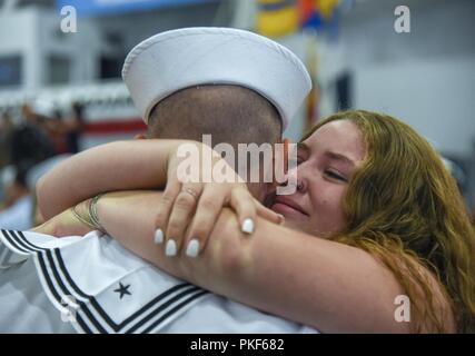 Herzlichen Glückwunsch an 748 der neuesten und schärfsten Matrosen in der US-Marine, die von Boot Camp Juli 27 Graduierte, um das Training der Befehl rekrutieren. Ungefähr 38.000 bis 40.000 Rekruten Absolvent jährlich nur von Boot Camp der Marine. Stockfoto