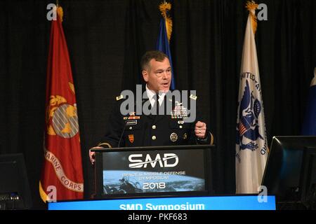 Generalleutnant James H. Dickinson, U.S. Army Raum und Missile Defense Command/Armee Strategic Command, Kommandierender General, konzentriert sich auf die Belegschaft der Befehl während der 21. jährlichen Raum und Raketenabwehr Symposium an der Von Braun Center in Huntsville, Alabama, Aug. 7. Stockfoto