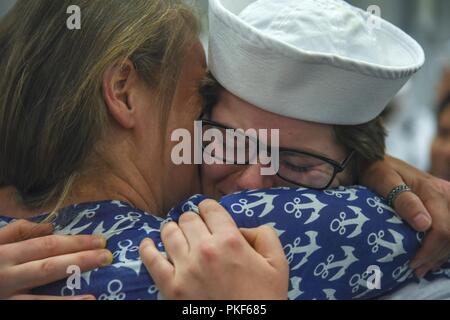 Herzlichen Glückwunsch an 748 der neuesten und schärfsten Matrosen in der US-Marine, die von Boot Camp Juli 27 Graduierte, um das Training der Befehl rekrutieren. Ungefähr 38.000 bis 40.000 Rekruten Absolvent jährlich nur von Boot Camp der Marine. Stockfoto