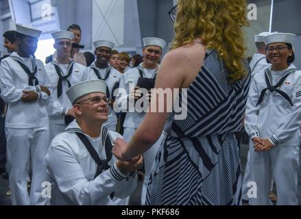 Herzlichen Glückwunsch an 748 der neuesten und schärfsten Matrosen in der US-Marine, die von Boot Camp Juli 27 Graduierte, um das Training der Befehl rekrutieren. Ungefähr 38.000 bis 40.000 Rekruten Absolvent jährlich nur von Boot Camp der Marine. Stockfoto