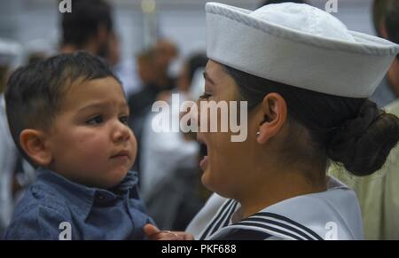 Herzlichen Glückwunsch an 748 der neuesten und schärfsten Matrosen in der US-Marine, die von Boot Camp Juli 27 Graduierte, um das Training der Befehl rekrutieren. Ungefähr 38.000 bis 40.000 Rekruten Absolvent jährlich nur von Boot Camp der Marine. Stockfoto