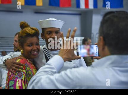 Herzlichen Glückwunsch an 748 der neuesten und schärfsten Matrosen in der US-Marine, die von Boot Camp Juli 27 Graduierte, um das Training der Befehl rekrutieren. Ungefähr 38.000 bis 40.000 Rekruten Absolvent jährlich nur von Boot Camp der Marine. Stockfoto