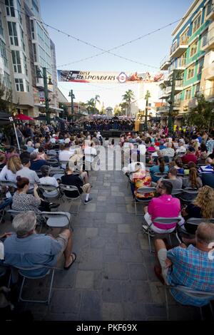 Zivile und militärische Personal besuchen die Marine Band San Diego Sommer Konzert in San Diego. Die Marines gespielt, verschiedene musikalische Kompositionen nach dem Ersten "First Responder Feier". Stockfoto