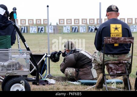 Staff Sgt. Amanda Elsenboss, Woodbury, Connecticut Eingeborener und marksman/Ausbilder an der US-Armee Treffsicherheit der Einheit Service Gewehr-mannschaft, Brände aus der sitzenden Position während der 2018 zivile Treffsicherheit Programm des Nationalen Trophäe einzelnen Match 30. Juli. Elsenboss erwarb der Frauen Gewehr Trophäe für ihre Kerbe von 494-21 in diesem Match, das Teil des CMP National Rifle Übereinstimmungen im Camp Perry, Ohio x. Elsenboss behauptete auch die hohen Woman-Mountain Mann Trophäe für Ihre gesamten Kerbe in der President's 100, nationale Trophäe individuelle und nationale Trophy Team Matches mit einer Punktzahl von 1279 Stockfoto