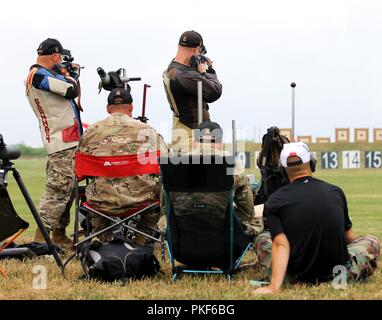 Sergeants 1. Klasse Shane Barnhart (Ashley, Ohio Eingeborener) und Brandon Grün (Bogalusa, Lousiania native), die beide Sportschützen/Ausbilder mit der US-Armee Treffsicherheit der Einheit Service Gewehr-mannschaft, Feuer ihre Gewehre aus der stehenden Position während der Nationalen Trophy Team Match 1. August im Camp Perry, Ohio. Die USAMU Soldaten, Team Craig, gewann nicht nur die Titel der Nationalen Trophy Team 2018, aber sie brach die 12-jährige Zivile Treffsicherheit Programm aufzeichnen von 2958-113 x im Jahr 2006 von der US Marine Corps Team Arrieta mit ihrer Kerbe von 2968-141 x, der Beat 40 andere 6-Mann Teams gesetzt. Die Ann Stockfoto