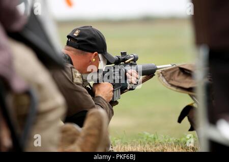 Sgt. Benjamin Cleland, Swanton, Ohio Eingeborener und marksman/Ausbilder mit der US-Armee Treffsicherheit der Einheit Service Rifle Team konkurriert im 2018 Oliver Hazard Perry Match am Lager Perry, Ohio am 1. August. Cleland Schlag heraus 741 andere Wettbewerber in diesem Match mit seinem Ergebnis von 300-21 x und erwarb ihm die Oliver Hazard Perry Trophäe bei National Rifle entspricht der Zivilen Treffsicherheit. Stockfoto