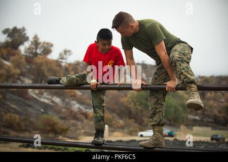 Us Marine Corps Lance Cpl. Nathaniel Alonso, eine Intelligenz Spezialist mit Sitz der Gesellschaft, 1. Marine Regiment, 1st Marine Division, unterstützt die junge Marines an Basic Marine Training Veranstaltungen im Marine Corps Base Camp Pendleton, Calif., 28. Juli 2018. "Junge Marines ist eine Organisation, die auf die Stärkung der Jugend durch die Lehre wichtige Fähigkeiten konzentriert. Stockfoto