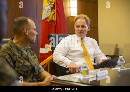 Unterstaatssekretär der Marine Thomas B. Modly spricht mit Brigadier General Ryan S. Erbe, Kommandierender General, Marine Corps Recruit Depot San Diego und westlichen Recruiting Region, während einer Tour von Marine Corps Recruit Depot San Diego, 12.08.7. Der Besuch gab einen Einblick in die Grundausbildung des Marine Corps. Stockfoto