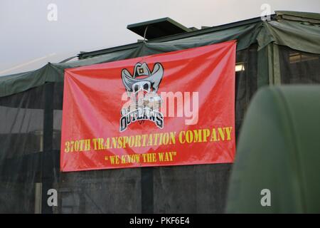 Das Banner der U.S. Army Reserve, 370 Transport Unternehmen, mit Hauptsitz in Brownsville, Texas, hängt über Ihre mobile Küche Trailer, während ihrer USARC 51 Phillip A. Connelly Award Programmevaluierungen, am Lager Bullis, Texas, Aug 4, 2018. Die Phillip A. Connelly Award Programm wurde 1968 gegründet Exzellenz in der Armee Food Service zu erkennen. Das Programm wird gemeinsam von der National Restaurant Association und die Abteilung der Armee gesponsert. Stockfoto