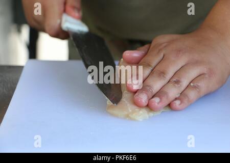 U.S. Army Reserve Pfc. Joe-Izaak Castañon, einem kulinarischen Fachmann mit der 370 Transport Unternehmen, mit Hauptsitz in Brownsville, Texas, bereitet Huhn während des USARC 51 Phillip A. Connelly Award Programmevaluierungen, am Lager Bullis, Texas, Aug 4, 2018. Die Phillip A. Connelly Award Programm wurde 1968 gegründet Exzellenz in der Armee Food Service zu erkennen. Das Programm wird gemeinsam von der National Restaurant Association und die Abteilung der Armee gesponsert. Stockfoto