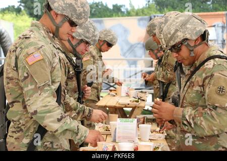 U.S. Army Reserve Soldaten, die in den 370 Transport Unternehmen, mit Hauptsitz in Brownsville, Texas, essen das Essen essen Service Team vorbereitet, während der USARC 51 Phillip A. Connelly Award Programmevaluierungen, am Lager Bullis, Texas, Aug 4, 2018. Die Phillip A. Connelly Award Programm wurde 1968 gegründet Exzellenz in der Armee Food Service zu erkennen. Das Programm wird gemeinsam von der National Restaurant Association und die Abteilung der Armee gesponsert. Stockfoto