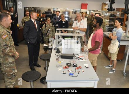 Shawn Victor, der Elektrotechnik und Informatik Student an der Universität von Texas, beantwortet Fragen zu den automatisierten Tank er durch den Staatssekretär der Armee, der Frau Abgeordneten Ryan D. McCarthy, und Generalleutnant Eric Wesley, Armee Futures Befehl task force Direktor, Aug 8, 2018. Die Tour der Cockrell Engineering School ist eine Leitung bis zu der US-Armee Futures Aktivierungs-Befehl später im August. Die Einrichtung der Armee Futures Befehl eine der bedeutendsten Armee Sanierungsbemühungen seit 1973 Mark. Der Befehl zentrale Lage war durch die Identifizierung von Loc bestimmt Stockfoto