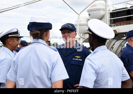 Konteradmiral Todd Sokalzuk, Atlantic, Stellvertretender Kommandant, spricht mit Kadetten an Bord der Coast Guard Cutter Barke Adler für eine Tour durch die Cutter Aug 3, 2018 in Norfolk, Virginia. Crew das Patrouillenboot Barke Eagle's bewirtete Leute aus der lokalen Gemeinschaft, maritime Industrie, und Minderheit mit Institutionen, Norfolk State University, Elizabeth City State University Hampton University und Virginia State University zu stärken und unsere Beziehungen verbessern. Us-Küstenwache Stockfoto