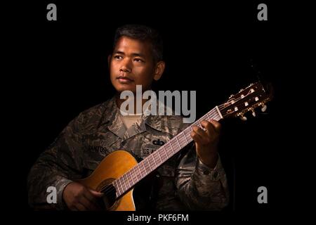 Us Air Force Tech. Sgt. Daniel Santos, US Air Force Heritage Band von Amerika Gitarrist, posiert für ein Foto bei Joint Base Langley-Eustis, Virginia, Aug 1, 2018. Santos begann kostenlose Gitarrenunterricht für Service Mitglieder und alle anderen DoD-ID-Card Inhaber in einer Bemühung, die Ausfallsicherheit zu erhöhen. Stockfoto