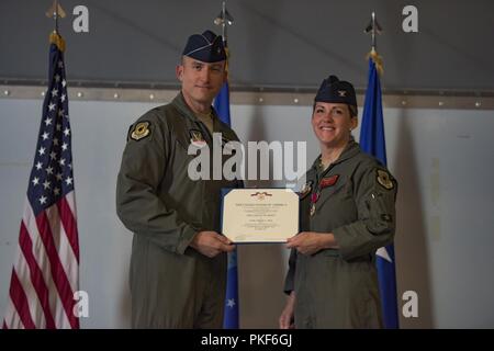 Brig. Gen. Robert Novotny, 57 Wing Commander, präsentiert die Legion des Verdienstes zu oberst Samantha Wochen, 57 Gegner Taktik Gruppe ausgehende Commander, die während eines Befehls Preisverleihung auf der Nellis Air Force Base, Nevada, Aug 8, 2018. Wochen Bewegen der 14 Fighter Training Wing, Columbus AFB, Mississippi zu Befehl. Stockfoto