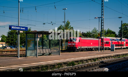 Mullheim, Baden-Württemberg, Deutschland - 30. JULI 2018: Rote Regionalbahn der Deutschen Bahn (DB) an der Plattform des Mullheim Bahnhof anreisen Stockfoto