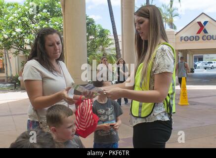 JOINT BASE Pearl Harbor - HICKAM - Nicolette Bourlaug, ein Spaziergang weisen Hawaii Vertreter, die Gespräche über die Sicherheit der Fußgänger mit Kim Leightner auf der Hickam Main Exchange, Aug 6, 2018. August ist die Sicherheit der Fußgänger Monat in Hawaii. Vertreter 12.08.13 Am Schofield Barracks Main Exchange, 12.08.20 am Fort Shafter Exchange und 27.08.2007 An der Navy Exchange verfügbar sein. Stockfoto