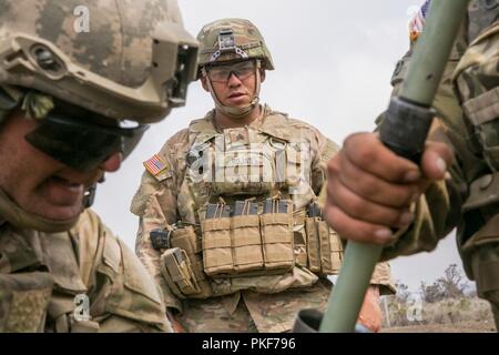 Kalifornien nationalen Scots Guards, Sgt. Rodolfo Rojas, ein indirektes Feuer Infanteristen zu B Unternehmen zugewiesen sind, 1.BATAILLON-160 th Infanterie Regiment, 79th Infantry Regiment, 40th Infantry Division, beaufsichtigt Waffen, die Wartung des M 224 Mörser System folgenden direkten legen übereilte Besetzung Simulationen, der am 30. Juli 2018, bei Pohakuloa, Hilo, Hawaii. Diese Ausbildung ist neben der jährlichen Schulung der Einheit statt, auf der Insel Hawaii militärische Installation. Stockfoto