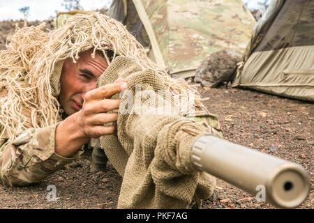Spc. Philip Embrey, ein infanterist, Murrieta, Kalifornien, auf das erste Bataillon-160 th Infanterie Regiment, 79th Infantry Brigade Combat Team, 40th Infantry Division, macht letzte Einstellungen an seinem M sniper Waffe 2010, bevor er in die felsigen Pohakuloa Trainingsgelände für Scharfschützen" verdeckte Bewegung Techniken, Training, 2. August 2018, Hilo, Hawaii. Das Training ist neben der jährlichen Schulung der Oregon National Guard. Stockfoto