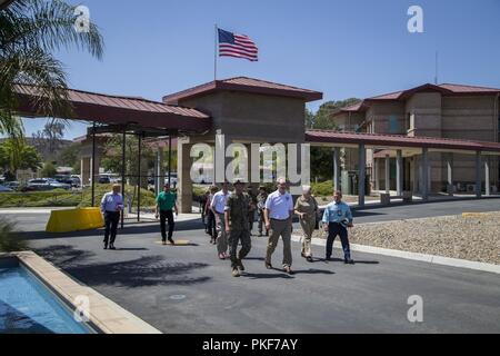 Der verehrte Herr Thomas B. Modly, Unterstaatssekretär der Marine, Abteilung für die Marine und andere Gäste tour verwundeten Krieger (Battalion-West WWBn-W) bei Marine Corps Base Camp Pendleton, Kalifornien, Aug 8, 2018. WWBn-W ist ein Zentrum, in dem verletzten Veteranen und Service Mitglieder Qualität geboten werden, helfen sie Ihnen bei der Wiederherstellung zu unterstützen. Stockfoto