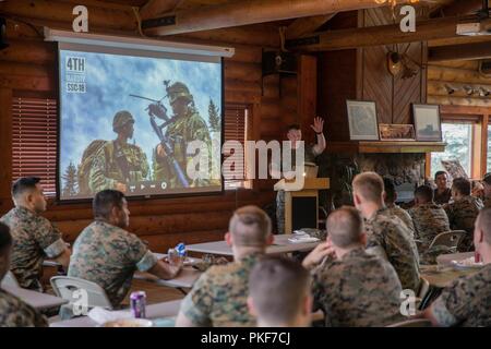 Master Gunnery Sgt. William Hornsby, Offizier der 4. Marine Division Super Squad Wettbewerb 2018, spricht mit den Konkurrenten an Joint Base Elmendorf-Richardson, Anchorage, Alaska, Aug 7, 2018. Super Squad Wettbewerbe wurden entwickelt, um eine 14-Mann Infanterie Squad in ein weites Feld und Live-fire Evolution zu bewerten. Stockfoto