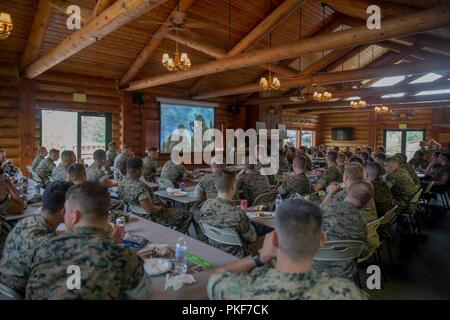 Master Gunnery Sgt. William Hornsby, Offizier der 4. Marine Division Super Squad Wettbewerb 2018, spricht mit den Konkurrenten an Joint Base Elmendorf-Richardson, Anchorage, Alaska, Aug 7, 2018. Super Squad Wettbewerbe wurden entwickelt, um eine 14-Mann Infanterie Squad in ein weites Feld und Live-fire Evolution zu bewerten. Stockfoto