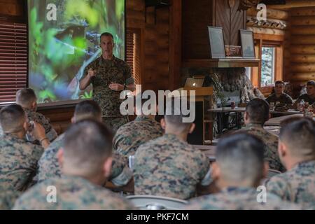 Colonel Steven J. Weiß, kommandierender Offizier der 23 Marine Regiment, 4 Marine Division, spricht mit den Konkurrenten der 4. Marine Division jährliche Rifle Squad Wettbewerb im Joint Base Elmendorf-Richardson, Anchorage, Alaska, Aug 7, 2018. Super Squad Wettbewerbe wurden entwickelt, um eine 14-Mann Infanterie Squad in ein weites Feld und Live-fire Evolution zu bewerten. Stockfoto