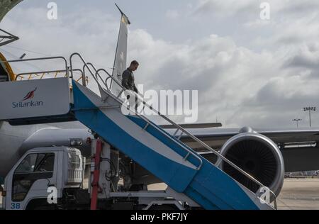 Einer KC-135 Stratotanker Besatzungsmitglied zur 203Rd Air Refuelling Squadron, California Air National Guard zugeordnet, disembarks das Flugzeug in Colombo, Sri Lanka, Aug 8, 2018. Die flugzeugbesatzung flog Service Mitglieder um von der indopazifischen Region in Sri Lanka im Pacific Engel (PAC ENGEL) 18-4 zu beteiligen. PAC ENGEL 18 enthält allgemeine Gesundheit, Dental, Optometrie, Pädiatrie und technische Programme sowie verschiedene Gegenstand Experte Austausch. Jetzt in seinem elften Jahr, Betrieb PAC ENGEL sorgt dafür, dass der Region Militärs bereit sind, zusammen zu arbeiten, humanitäre Krisen zu Adresse Stockfoto