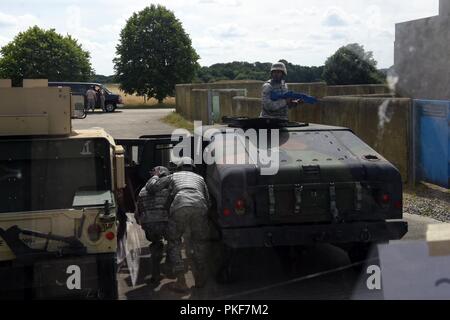 Fahrzeuge Flieger auf der 48th Fighter Wing und 100 Luftbetankung Flügel Transport simuliert aus einem simulierten deaktiviert Humvee verwundet, nachdem eine simulierte Sprengkörper straßenrandbombe an der Stanford, Suffolk, England, August 04, 2018 improvisierte zugeordnet. Flieger von der Vehicle Operations Berufsfeld sind durch ihre Luftwaffe Anweisung benötigt zu 100 Stunden Konvoi Durchführen der Schulung alle zwei Jahre. Stockfoto