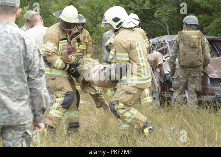 Lettische Feuerwehrmänner Zug als Ersthelfer in einem Fahrzeug Extraktion Übung in der carmeuse Calcit Steinbruch, Rogers City, Michigan, während Northern Strike 18 Aug 8, 2018. Northern Strike18 ist ein National Guard Bureau - geförderte Übung vereint Service Mitglieder aus vielen Staaten, mehrere Filialen und eine Reihe von Koalition Ländern während der ersten drei Wochen im August 2018 im Camp Äsche gemeinsame Manöver Training Center und die alpena Combat Readiness Training Center, beide im nördlichen Michigan gelegen und durch die Michigan National Guard betrieben. Die akkreditierte Gemeinsame Nationa Stockfoto