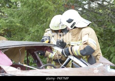 Lettische Feuerwehrmänner Zug als Ersthelfer in einem Fahrzeug Extraktion Übung in der carmeuse Calcit Steinbruch, Rogers City, Michigan, während Northern Strike 18 Aug 8, 2018. Northern Strike18 ist ein National Guard Bureau - geförderte Übung vereint Service Mitglieder aus vielen Staaten, mehrere Filialen und eine Reihe von Koalition Ländern während der ersten drei Wochen im August 2018 im Camp Äsche gemeinsame Manöver Training Center und die alpena Combat Readiness Training Center, beide im nördlichen Michigan gelegen und durch die Michigan National Guard betrieben. Die akkreditierte Gemeinsame Nationa Stockfoto