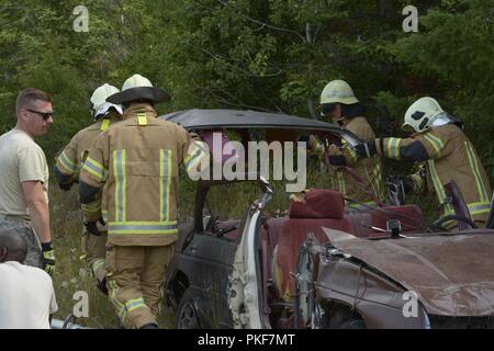 Lettische Feuerwehrmänner Zug als Ersthelfer in einem Fahrzeug Extraktion Übung in der carmeuse Calcit Steinbruch, Rogers City, Michigan, während Northern Strike 18 Aug 8, 2018. Northern Strike18 ist ein National Guard Bureau - geförderte Übung vereint Service Mitglieder aus vielen Staaten, mehrere Filialen und eine Reihe von Koalition Ländern während der ersten drei Wochen im August 2018 im Camp Äsche gemeinsame Manöver Training Center und die alpena Combat Readiness Training Center, beide im nördlichen Michigan gelegen und durch die Michigan National Guard betrieben. Die akkreditierte Gemeinsame Nationa Stockfoto