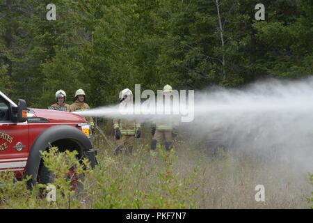 Lettische Feuerwehrmänner Zug als Ersthelfer in einem Fahrzeug Extraktion Übung in der carmeuse Calcit Steinbruch, Rogers City, Michigan, während Northern Strike 18 Aug 8, 2018. Northern Strike18 ist ein National Guard Bureau - geförderte Übung vereint Service Mitglieder aus vielen Staaten, mehrere Filialen und eine Reihe von Koalition Ländern während der ersten drei Wochen im August 2018 im Camp Äsche gemeinsame Manöver Training Center und die alpena Combat Readiness Training Center, beide im nördlichen Michigan gelegen und durch die Michigan National Guard betrieben. Die akkreditierte Gemeinsame Nationa Stockfoto