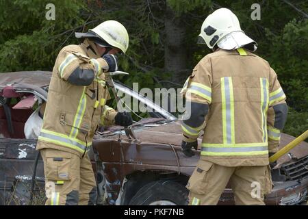 Lettische Feuerwehrmänner Zug als Ersthelfer in einem Fahrzeug Extraktion Übung in der carmeuse Calcit Steinbruch, Rogers City, Michigan, während Northern Strike 18 Aug 8, 2018. Northern Strike18 ist ein National Guard Bureau - geförderte Übung vereint Service Mitglieder aus vielen Staaten, mehrere Filialen und eine Reihe von Koalition Ländern während der ersten drei Wochen im August 2018 im Camp Äsche gemeinsame Manöver Training Center und die alpena Combat Readiness Training Center, beide im nördlichen Michigan gelegen und durch die Michigan National Guard betrieben. Die akkreditierte Gemeinsame Nationa Stockfoto