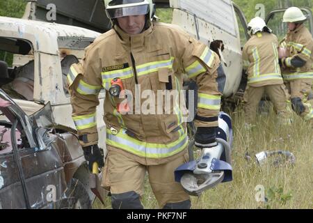 Lettische Feuerwehrmänner Zug als Ersthelfer in einem Fahrzeug Extraktion Übung in der carmeuse Calcit Steinbruch, Rogers City, Michigan, während Northern Strike 18 Aug 8, 2018. Northern Strike18 ist ein National Guard Bureau - geförderte Übung vereint Service Mitglieder aus vielen Staaten, mehrere Filialen und eine Reihe von Koalition Ländern während der ersten drei Wochen im August 2018 im Camp Äsche gemeinsame Manöver Training Center und die alpena Combat Readiness Training Center, beide im nördlichen Michigan gelegen und durch die Michigan National Guard betrieben. Die akkreditierte Gemeinsame Nationa Stockfoto