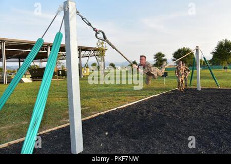 Us-Armee Oberstleutnant Jim D. Keirsey, Kommandant der 2. Battalion (Airborne), 503Rd Infanterie Regiment, 173Rd Airborne Brigade, erobert die Seilbrücke während des Parcours an Caserma Del Din, Vicenza Italien August 7, 2018. Den Hindernislauf Herausforderungen Soldaten in Ihrer Ausdauer, die Form und die Fähigkeit, körperlich schwierigen Aufgaben zu navigieren. Der Kurs verlangt auch Soldaten selbst zu drücken Ängste und Vertrauen in ihre Leistungen zu erobern. Die 173Rd Airborne Brigade ist der US-Armee Contingency Response Force in Europa, die in der Projektion bereit Kräfte überall in den USA Europea Stockfoto