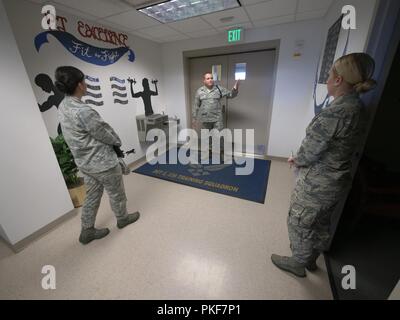 Tech Sgt. Dustin, Abteilung 2, 336 Training Squadron militärische Ausbildung Flug Chief, Vitrinen die körperliche Ausbildung Excellence Wand in der Luftwaffe Loslösung in Fort Meade, Maryland, Juli 25, 2018, Kol. Debra A. Vogt, 81st Training Wing Commander. Die Trennung fällt unter die 336 TRS, 81St TRW, und unterstützt die Luftwaffe Studierende an der Defense Information School. Stockfoto