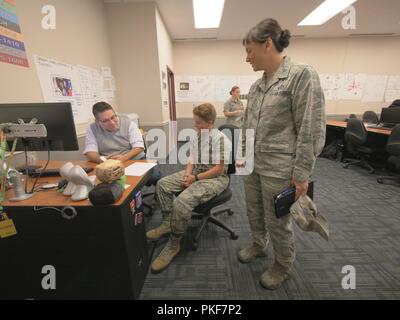 Colonel Debra A. Lovette beobachtet Airman Basic Madeline Herzog, Basic Journalismus Kurs Kursteilnehmer, die Anweisung von Peter Robertson, Basic Journalismus Kursleiter, 25. Juli 2018, bei der Defense Information School in Fort Meade, Maryland. Studenten wie Herzog sind Mitglieder der Abteilung 2, 336 Training Squadron, 81St TRW, während der Teilnahme an der Schule an der DINFOS. Stockfoto