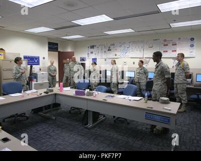 Colonel Debra A. Vogt, 81st Training Wing Commander, spricht mit der ersterfassung Air Force Studenten in der Sendung Journalismus Kurs bei ihrem Besuch in der Defense Information School in Fort Meade, Maryland, 25. Juli 2018. Die Air Force Kursteilnehmer sind Mitglieder der Abteilung 2, 336 Training Squadron, eine Abteilung der 336 Training Squadron bei Keesler Air Force Base, Texas. Stockfoto